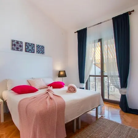 Marina House With Brand New Apartment